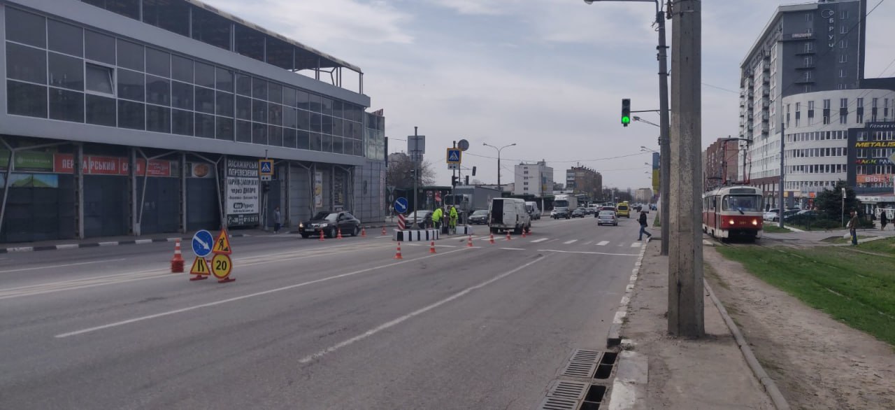 Прибрали та відновили розмітку на низці харківських вулиць шляховики